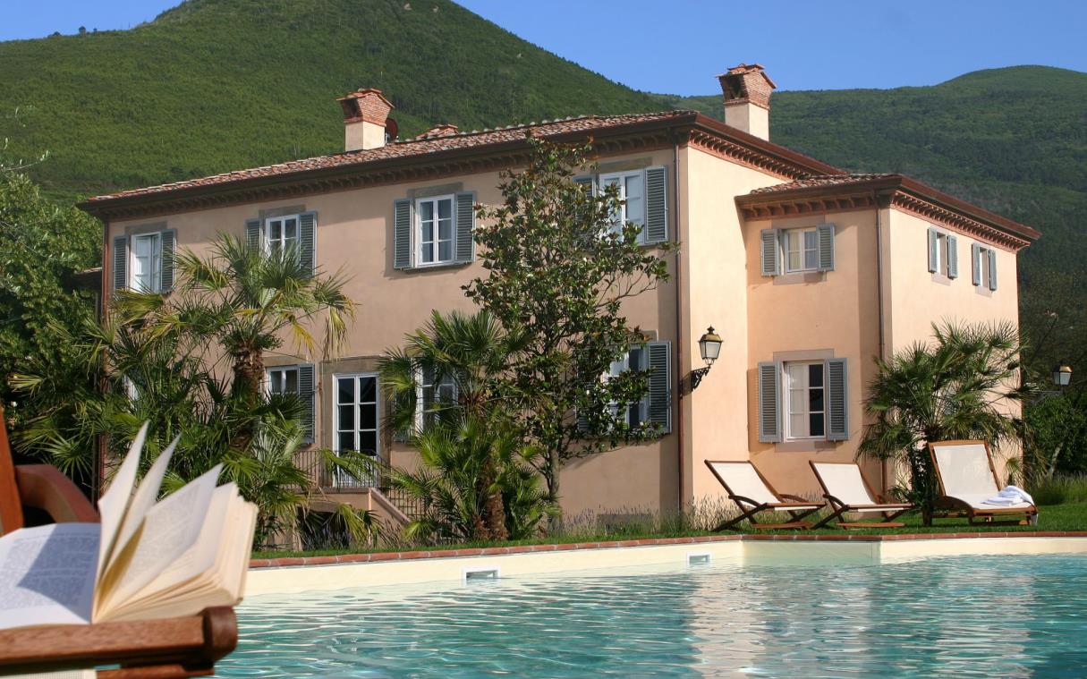 villa-lucca-tuscany-italy-luxury-swimming-pool-al-boschiglia-cov-1.jpg