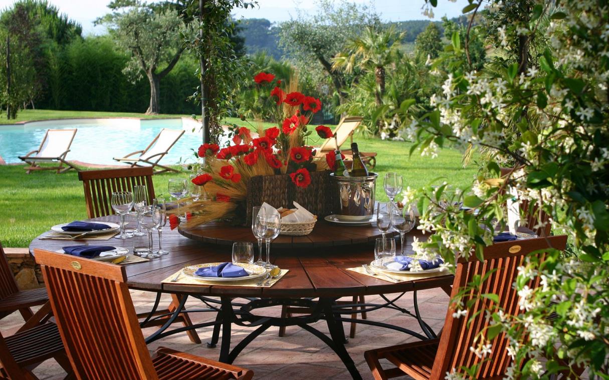 villa-lucca-tuscany-italy-luxury-swimming-pool-al-boschiglia-ter-1.jpg