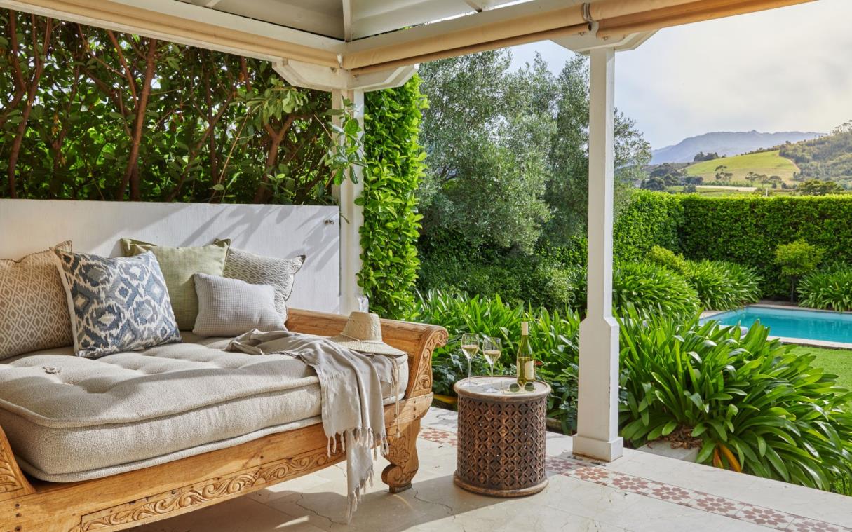 villa-franschhoek-south-africa-luxury-pool-domain-out-liv (2)
