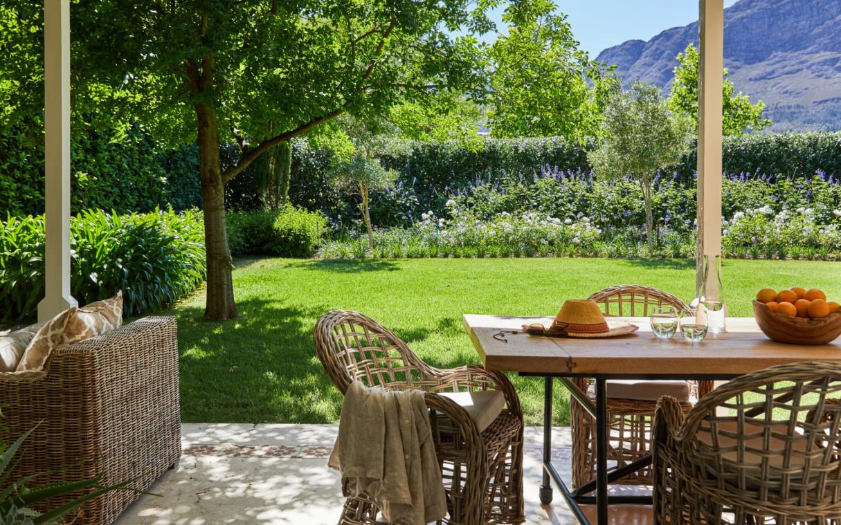 villa-franschhoek-south-africa-luxury-pool-domain-out-din (1)