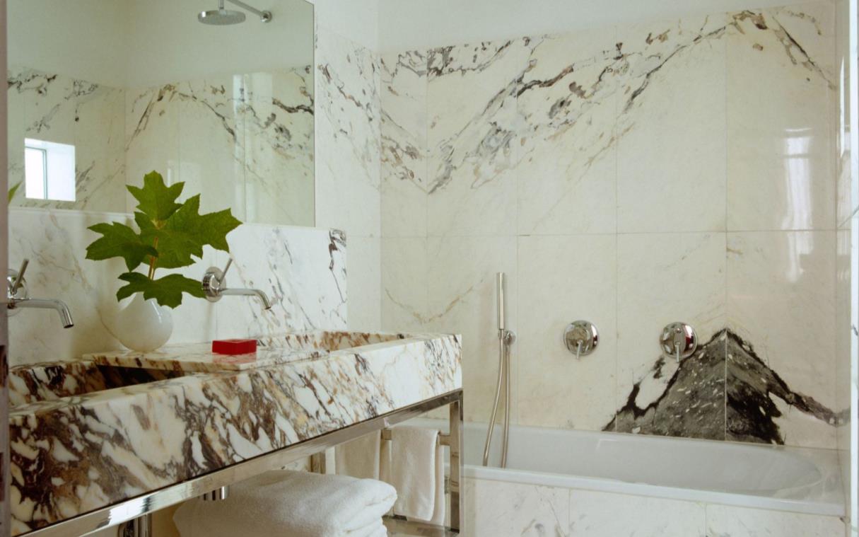 apartment-florence-tuscany-italy-luxury-modern-apartment-palazzo-bartolommei-bath (2).jpg