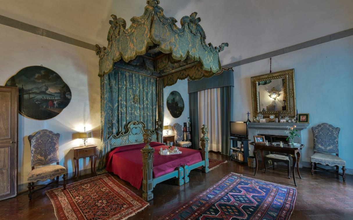 villa-florence-tuscany-italy-luxury-pool-borghese-bed (17).jpg