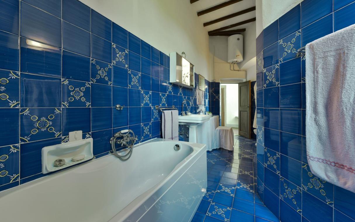 villa-florence-tuscany-italy-luxury-pool-borghese-bath (9).jpg