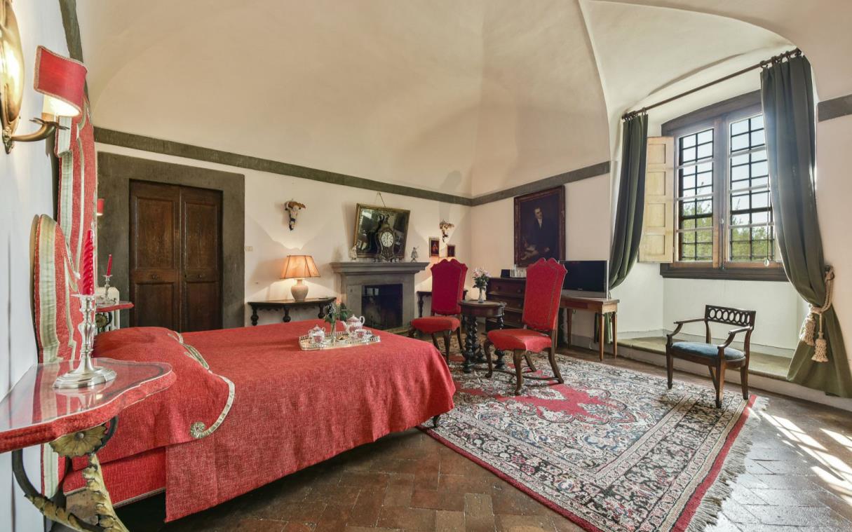 villa-florence-tuscany-italy-luxury-pool-borghese-bed (5).jpg