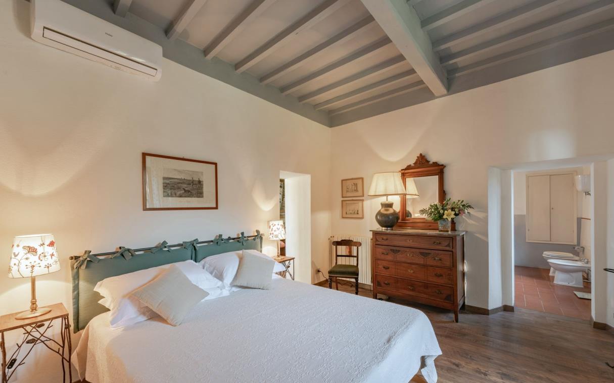 villa-siena-tuscany-italy-luxury-pool-agriturismo-castelnuovo-tancredi-guest-house-bed (1).jpg