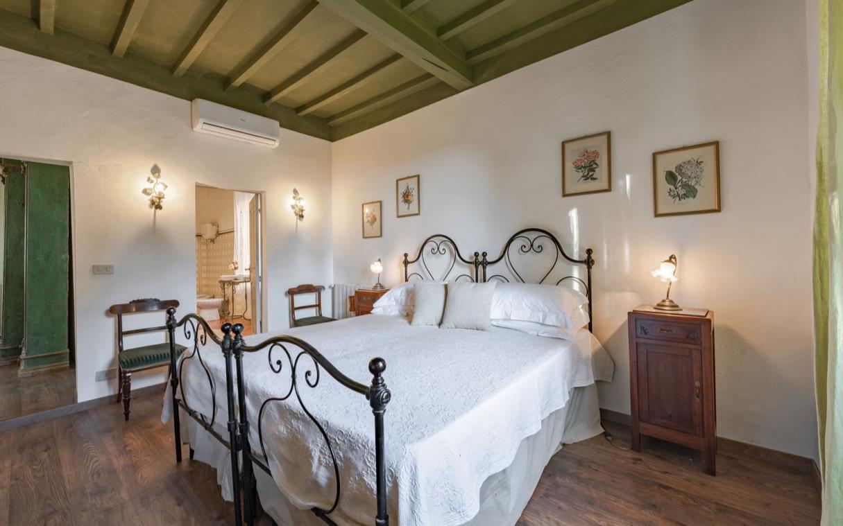 villa-siena-tuscany-italy-luxury-pool-agriturismo-castelnuovo-tancredi-guest-house-bed (2).jpg