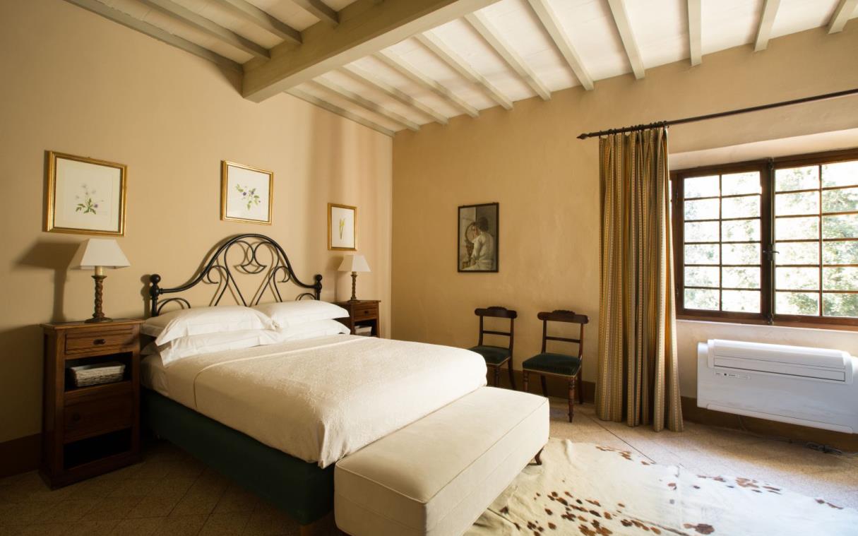villa-siena-tuscany-italy-luxury-pool-agriturismo-castelnuovo-tancredi-bed-sofia.jpg