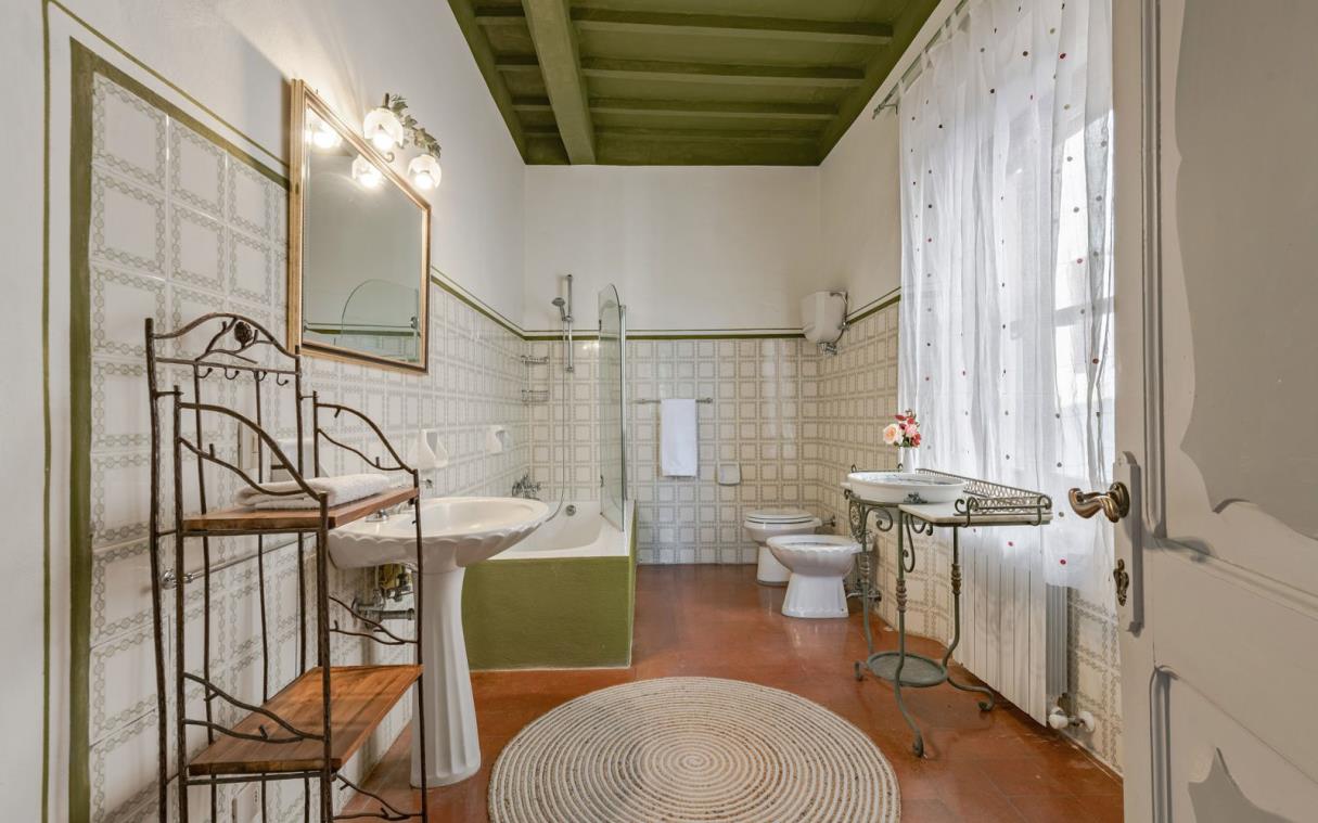 villa-siena-tuscany-italy-luxury-pool-agriturismo-castelnuovo-tancredi-guest-house-bath (2).jpg