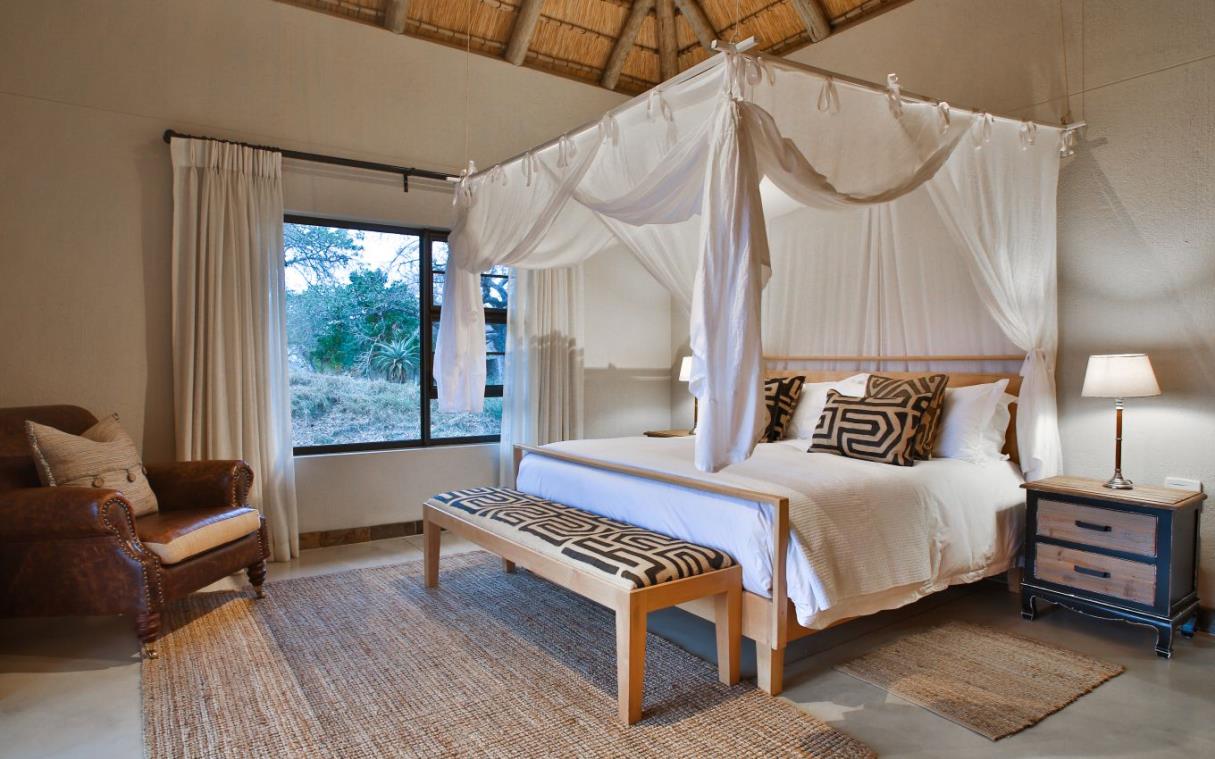 lodge-timbavati-south-africa-pool-safari-game-reserve-makanyi-villa-bed (3).jpg