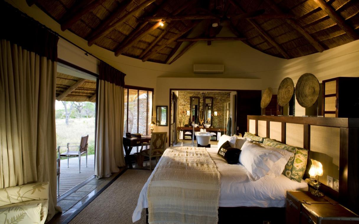 lodge-timbavati-south-africa-pool-safari-game-reserve-makanyi-villa-bed (4).jpg