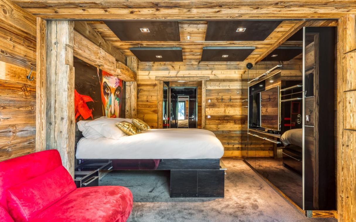chalet-tignes-french-alps-france-luxury-catered-contemporary-quezac-bed (9).jpg