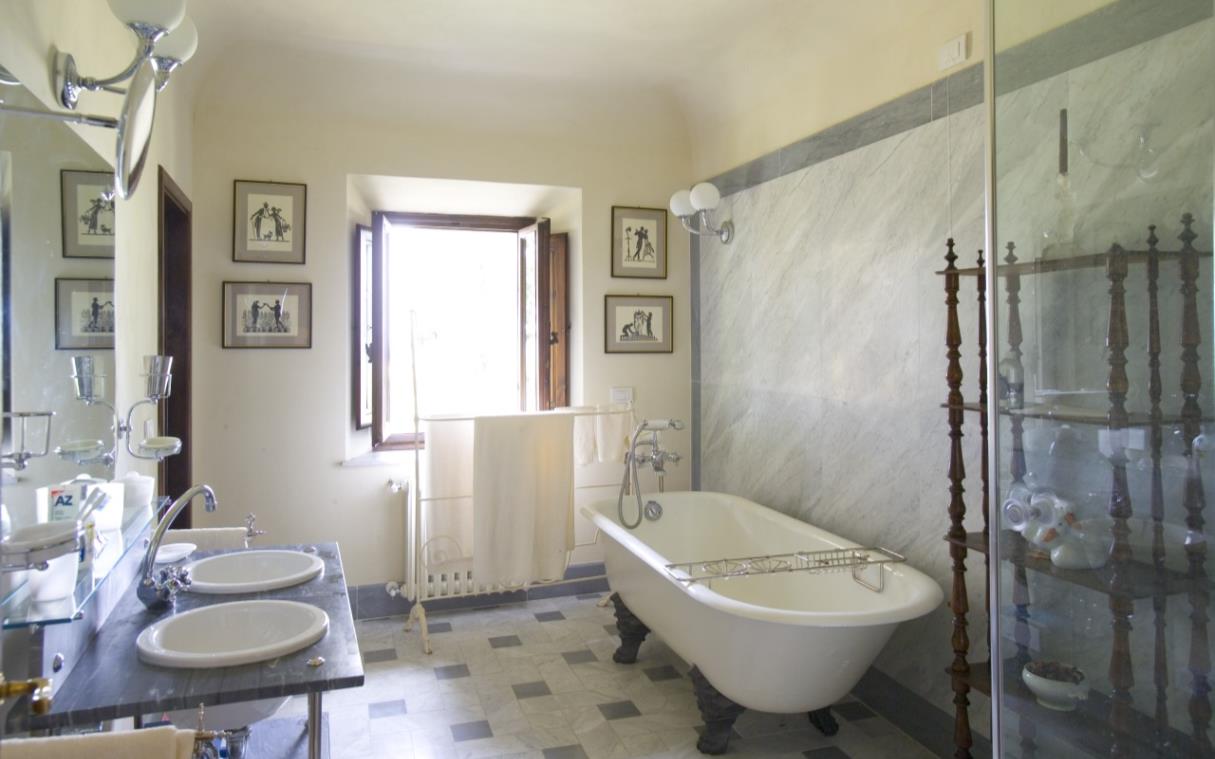 tuscany-florence-italy-vineyards-luxury-villa-castle-cabbiavoli-bath-2.jpg
