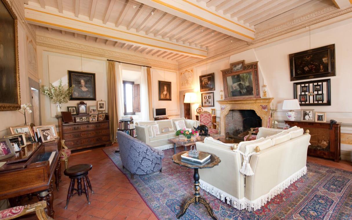tuscany-florence-italy-vineyards-luxury-villa-castle-cabbiavoli-lounge-6.jpg