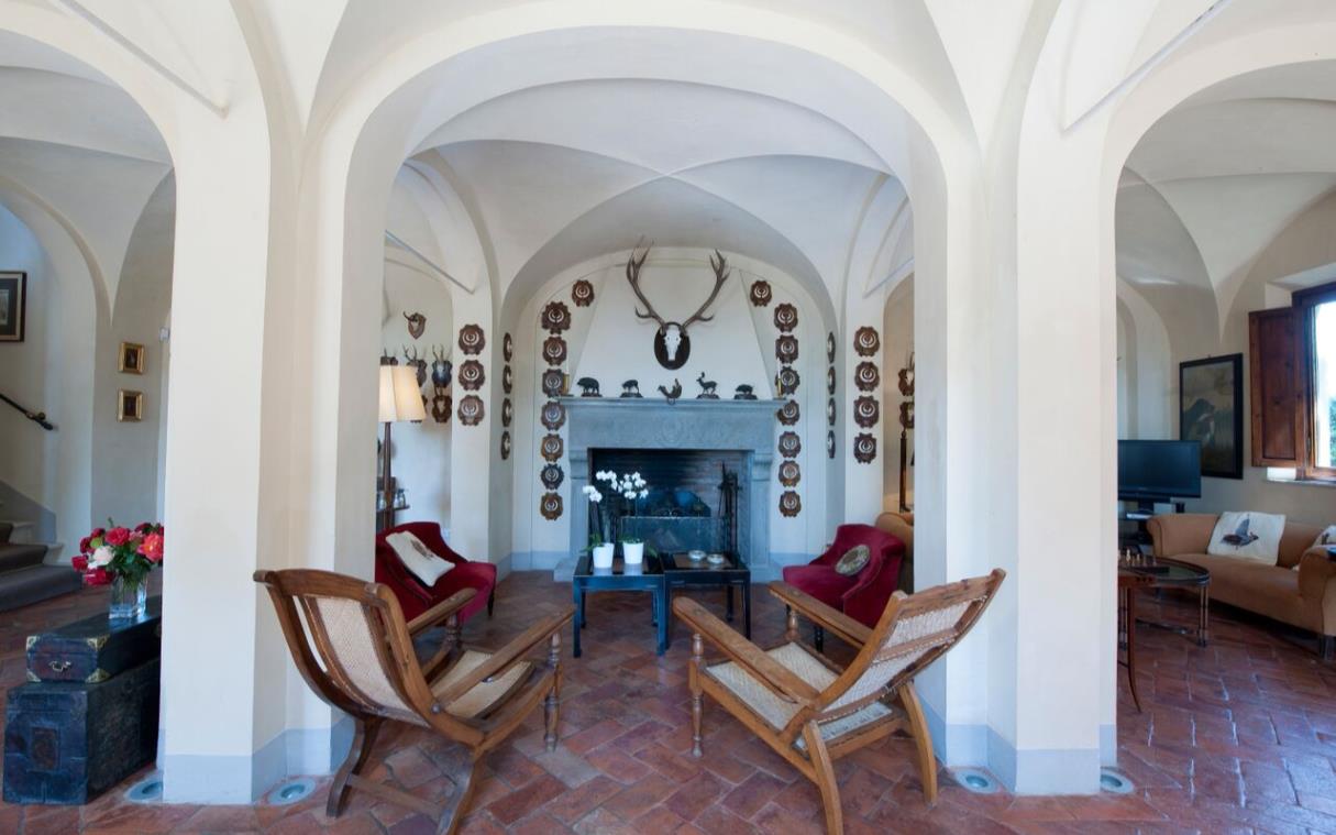 tuscany-florence-italy-vineyards-luxury-villa-castle-cabbiavoli-lounge-3.jpg