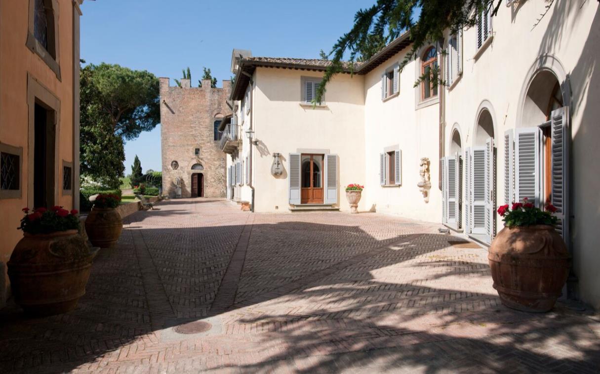 tuscany-florence-italy-vineyards-luxury-villa-castle-cabbiavoli-garden-3.jpg