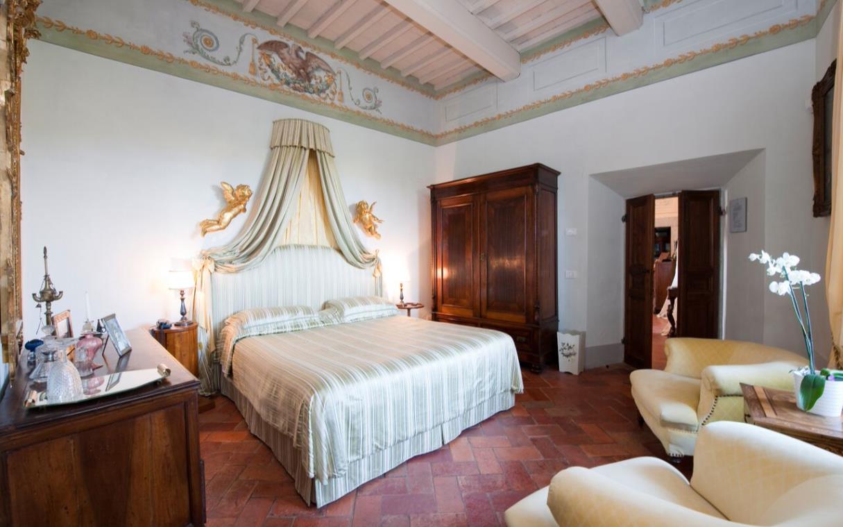tuscany-florence-italy-vineyards-luxury-villa-castle-cabbiavoli-bed-2.jpg