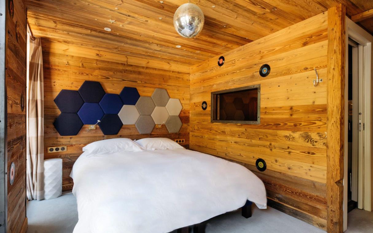 chalet-tignes-french-alps-france-luxury-catered-contemporary-rock-love-bed (5).jpg