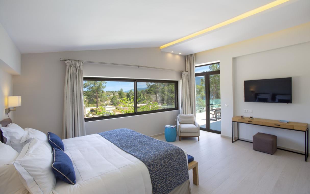 villa-diaporos-halkidiki-greece-luxury-beachfront-lagoon-bed (1).jpg