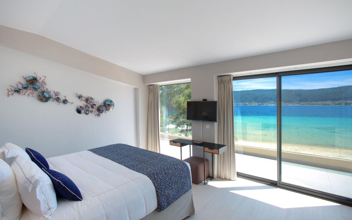 villa-diaporos-halkidiki-greece-luxury-beachfront-lagoon-bed (2).jpg