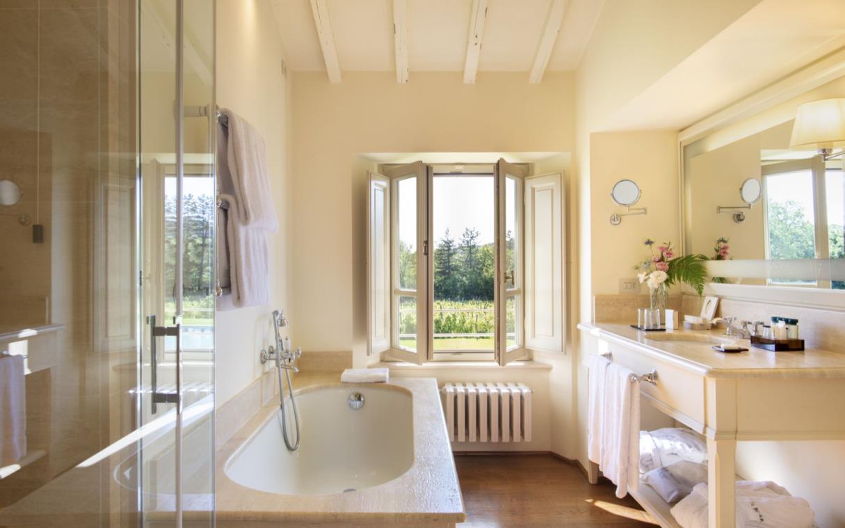 villa-tuscany-italy-country-vineyard-pool-borro-casetta-bath (1).jpg