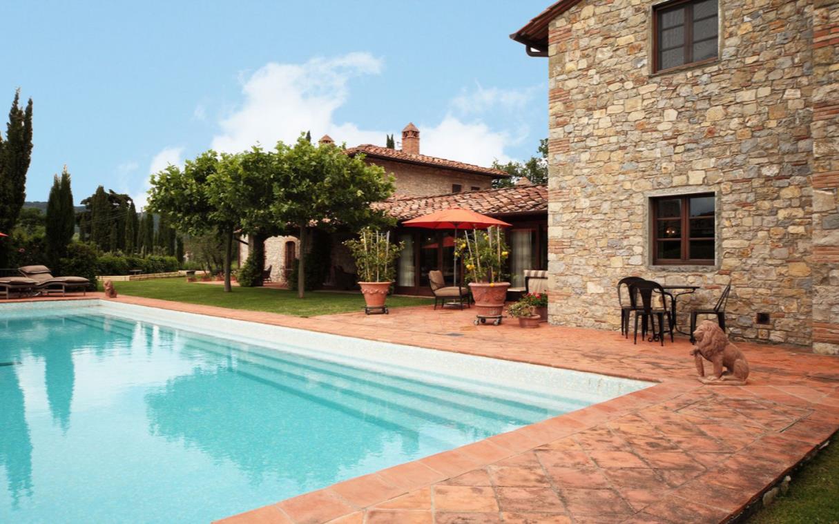 villa-chianti-tuscany-vineyards-infinity-pool-gardens-tuscan-farmhouse-poo-2.jpg