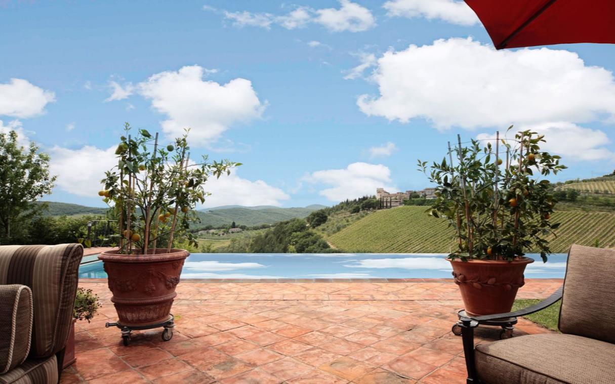 villa-chianti-tuscany-vineyards-infinity-pool-gardens-tuscan-farmhouse-poo-4.jpg