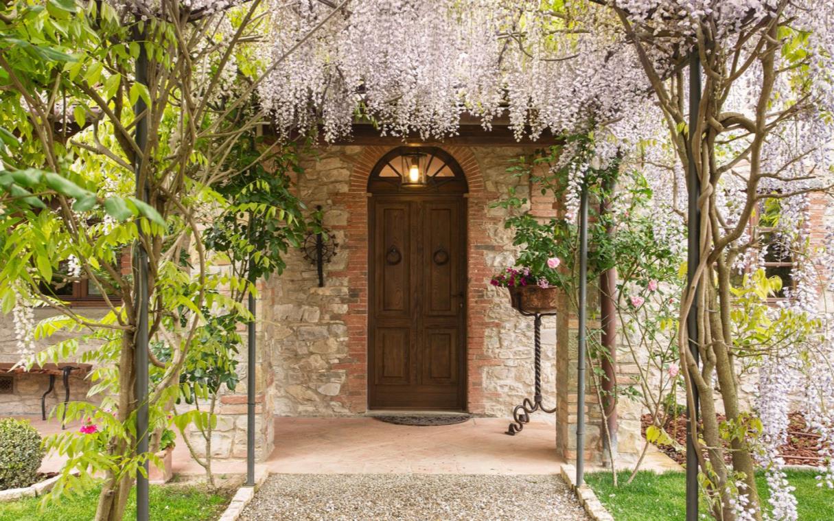villa-chianti-tuscany-vineyards-infinity-pool-gardens-tuscan-farmhouse-entr.jpg
