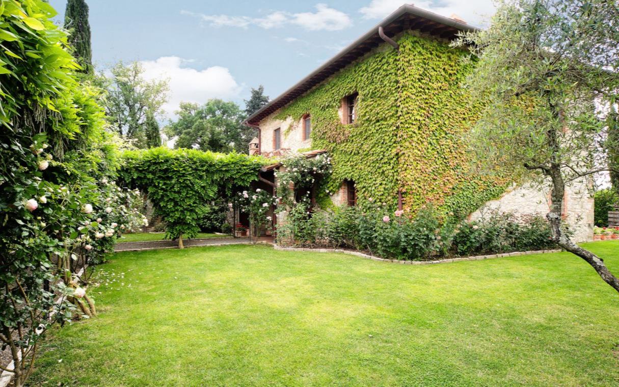 villa-chianti-tuscany-vineyards-infinity-pool-gardens-tuscan-farmhouse-ext.jpg