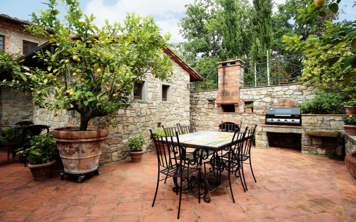 villa-chianti-tuscany-vineyards-infinity-pool-gardens-tuscan-farmhouse-out-din.jpg