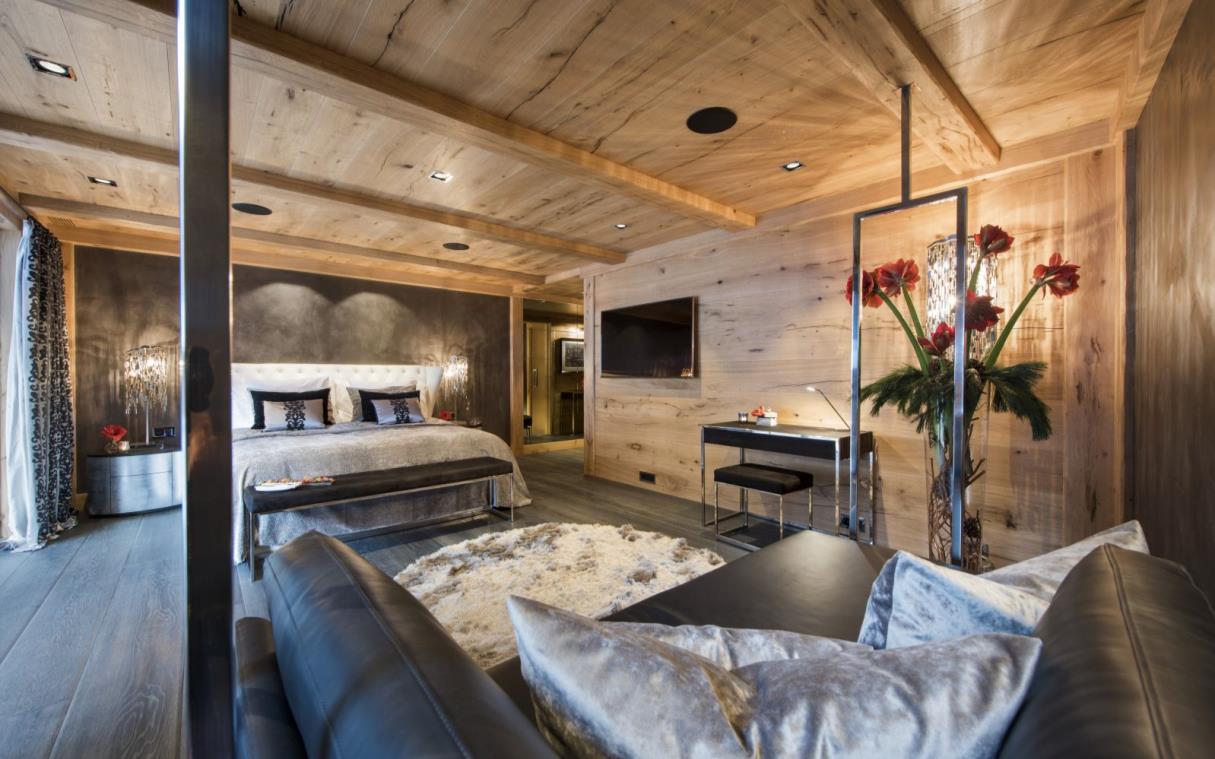 chalet-zermatt-alps-switzerland-luxury-spa-aconcagua-bed (3).jpg