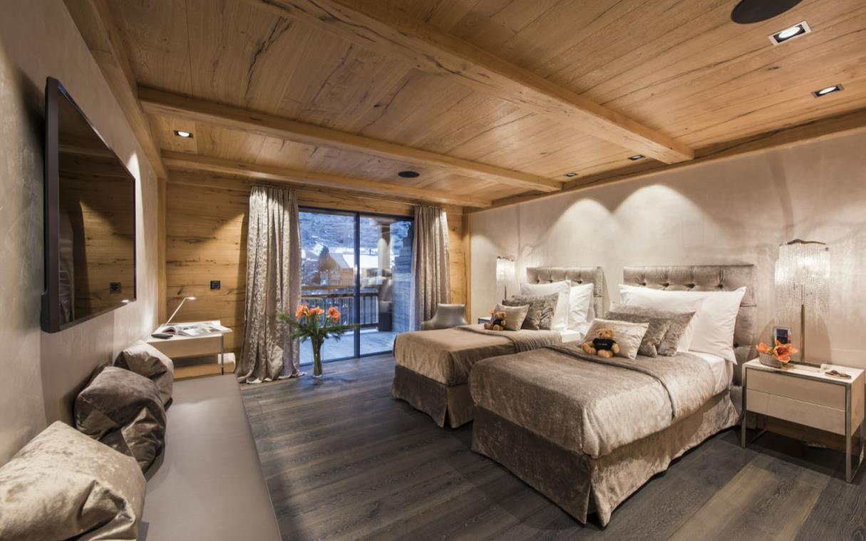 chalet-zermatt-alps-switzerland-luxury-spa-aconcagua-bed (8).jpg