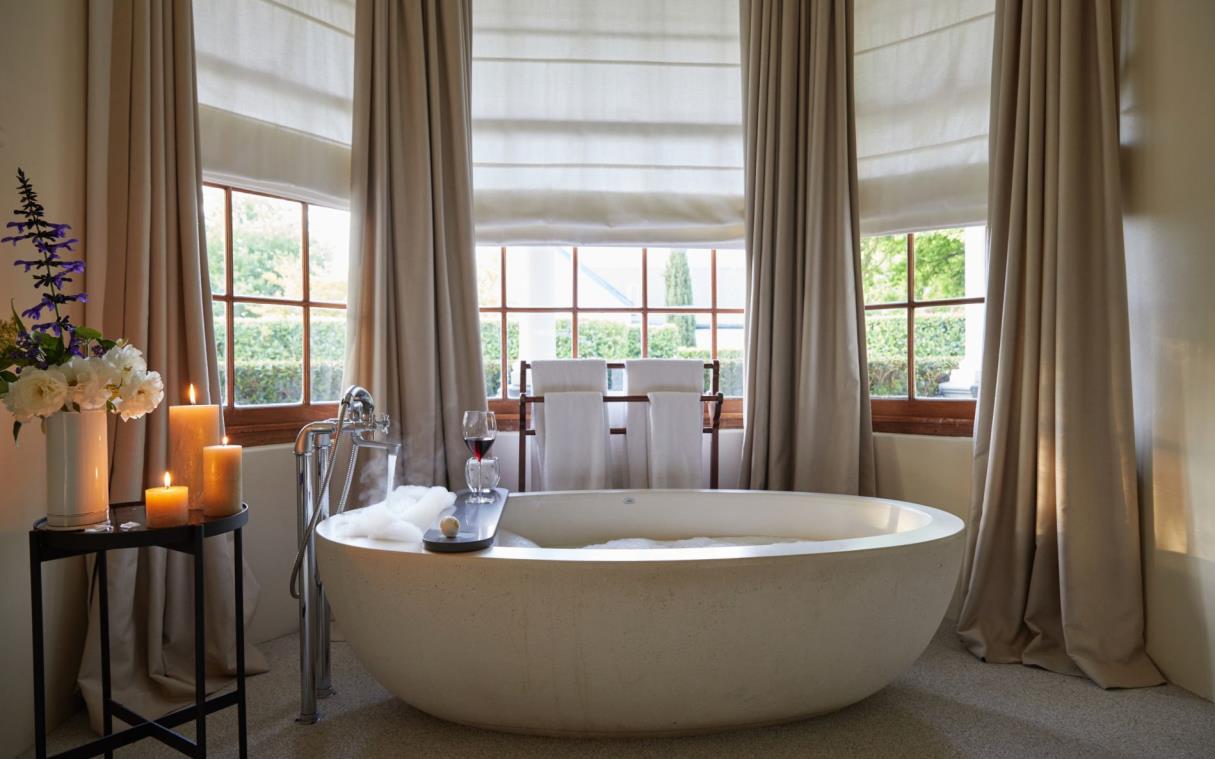 villa-franschhoek-south-africa-luxury-pool-manoir-bath (9)