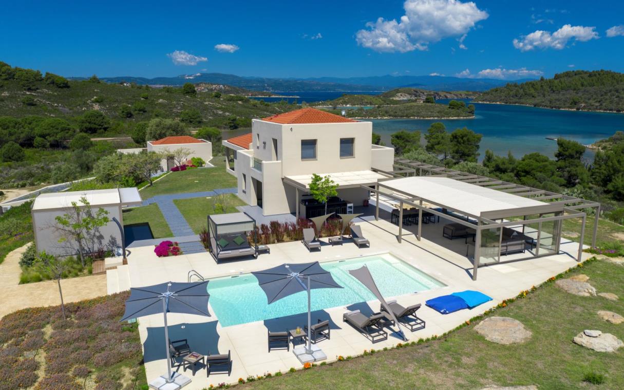 villa-diaporos-halkidiki-greece-luxury-pool-treasure-cove-ext.jpg