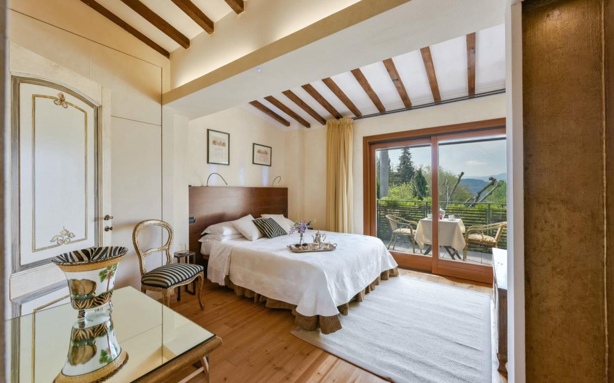 villa-florence-tuscany-italy-tennis-pool-luxury-gaudia-bed-1.jpg