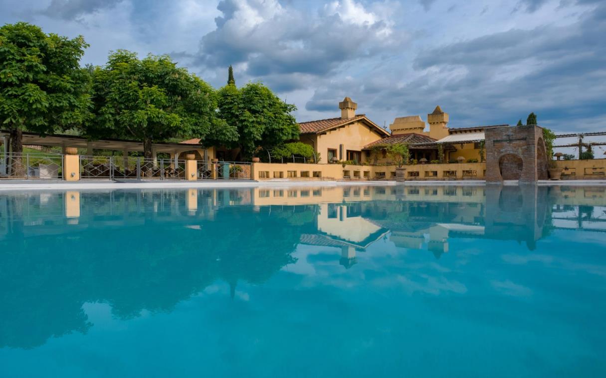 villa-florence-tuscany-italy-tennis-pool-luxury-gaudia-poo-3.jpg