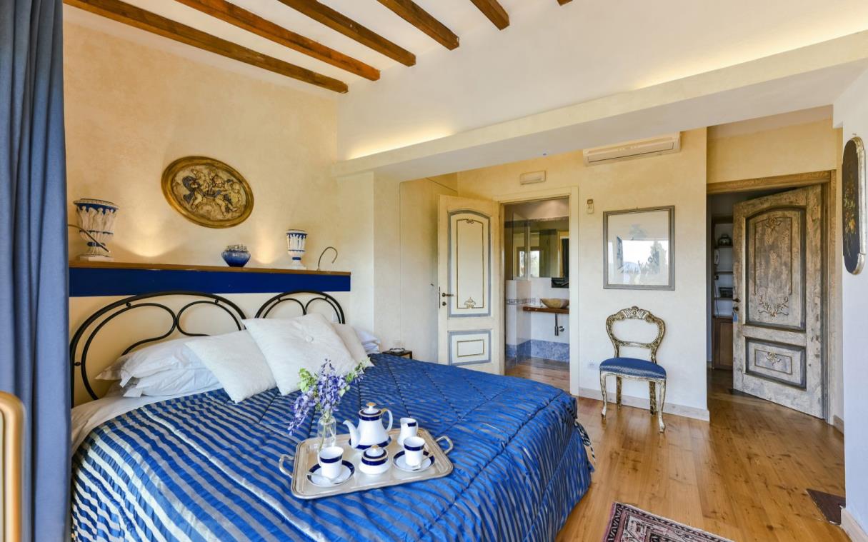 villa-florence-tuscany-italy-tennis-pool-luxury-gaudia-bed-6.jpg