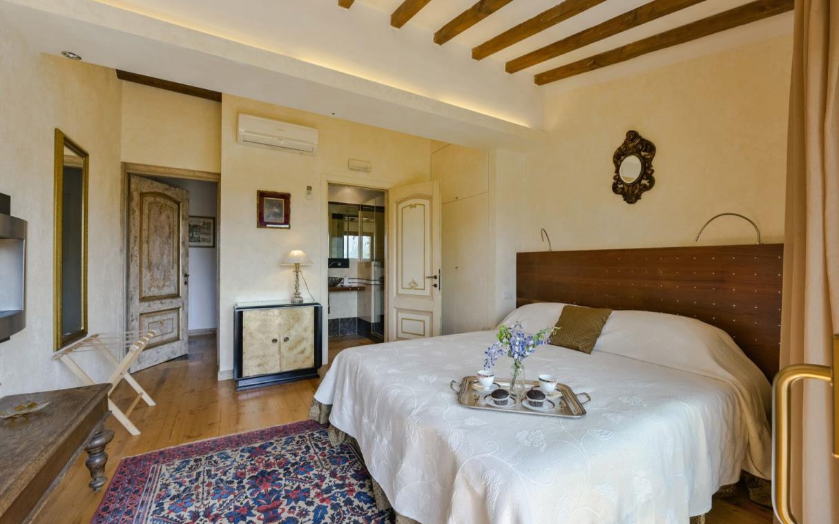 villa-florence-tuscany-italy-tennis-pool-luxury-gaudia-bed-9.jpg