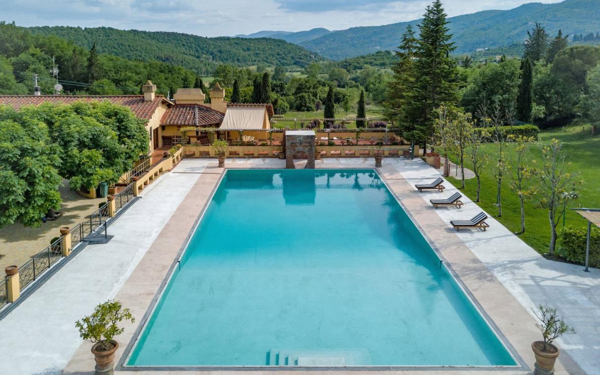 villa-florence-tuscany-italy-tennis-pool-luxury-gaudia-aer-5.jpg