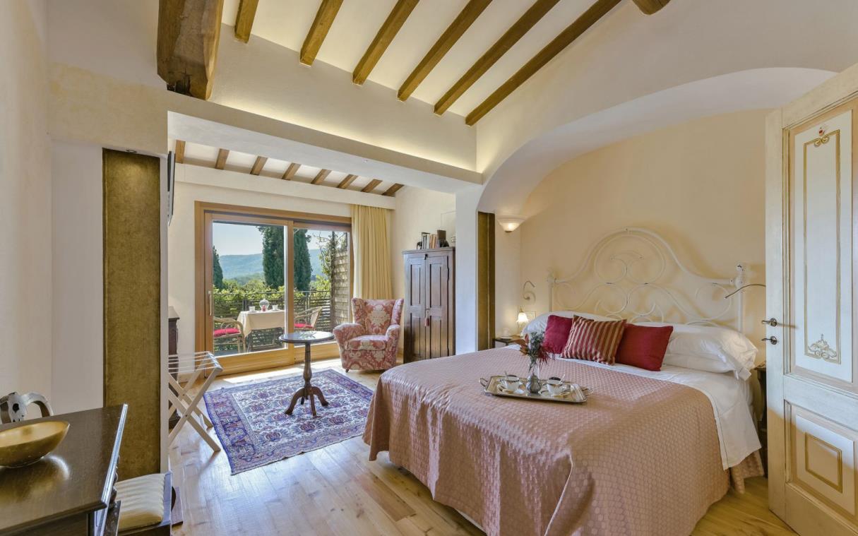 villa-florence-tuscany-italy-tennis-pool-luxury-gaudia-bed-15.jpg