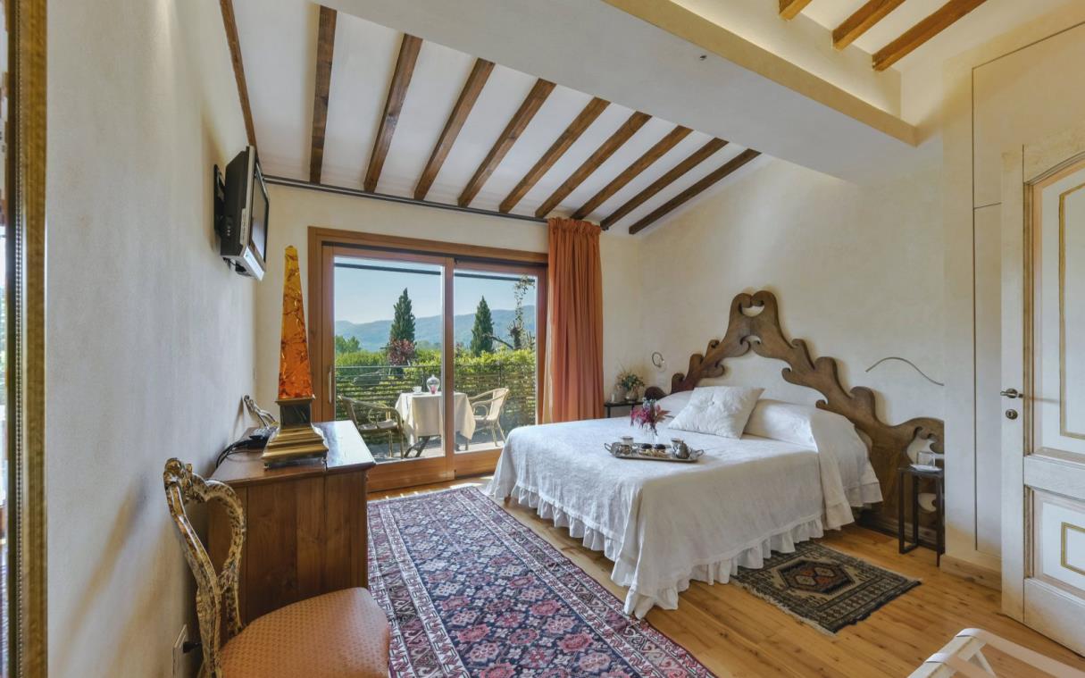 villa-florence-tuscany-italy-tennis-pool-luxury-gaudia-bed-4.jpg