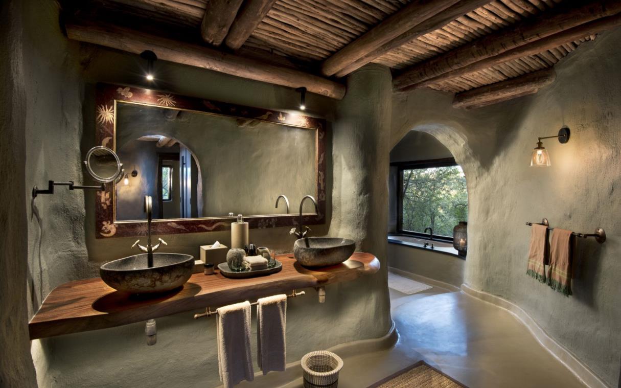 lodge-safari-south-africa-private-game-reserve-luxury-phinda-rock-bath (3).jpg