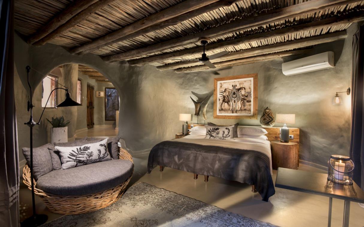 lodge-safari-south-africa-private-game-reserve-luxury-phinda-rock-bed (1).jpg