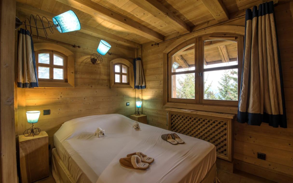 chalet-courchevel-french-alps-ski-pool-spa-everest-bed.jpg