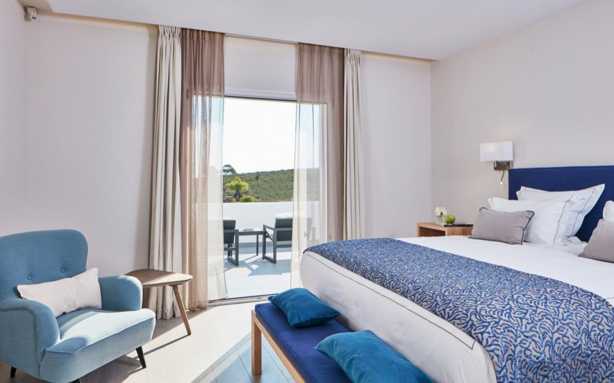 villa-diaporos-halkidiki-greece-luxury-seafront-white-bed (3).jpg