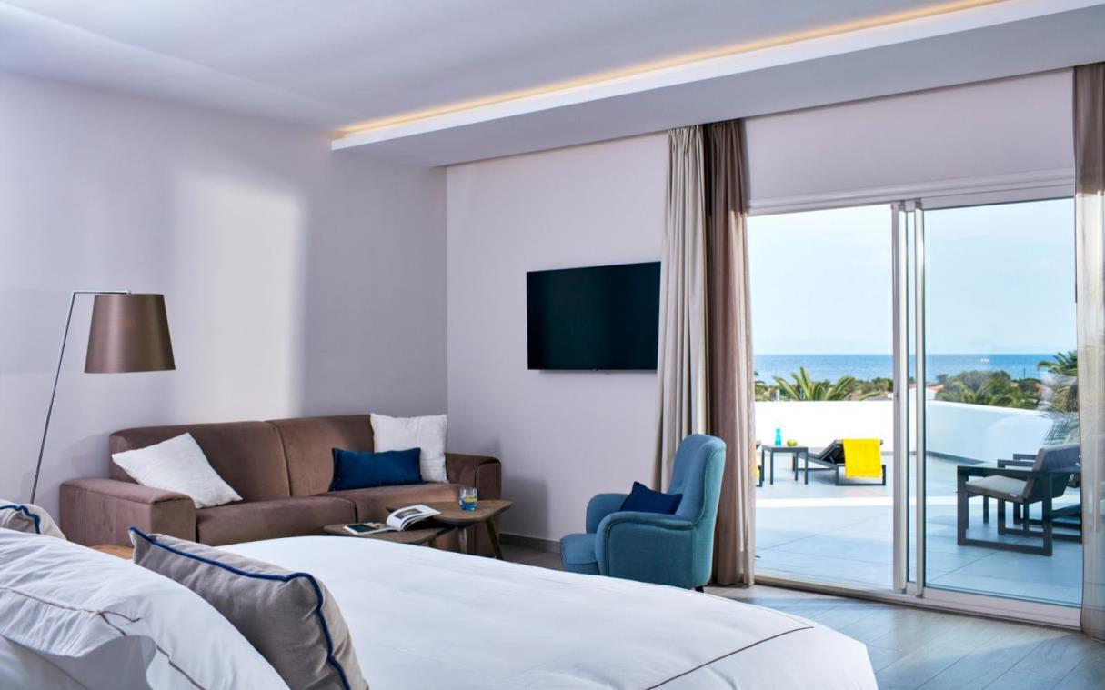 villa-diaporos-halkidiki-greece-luxury-seafront-white-bed (4).jpg