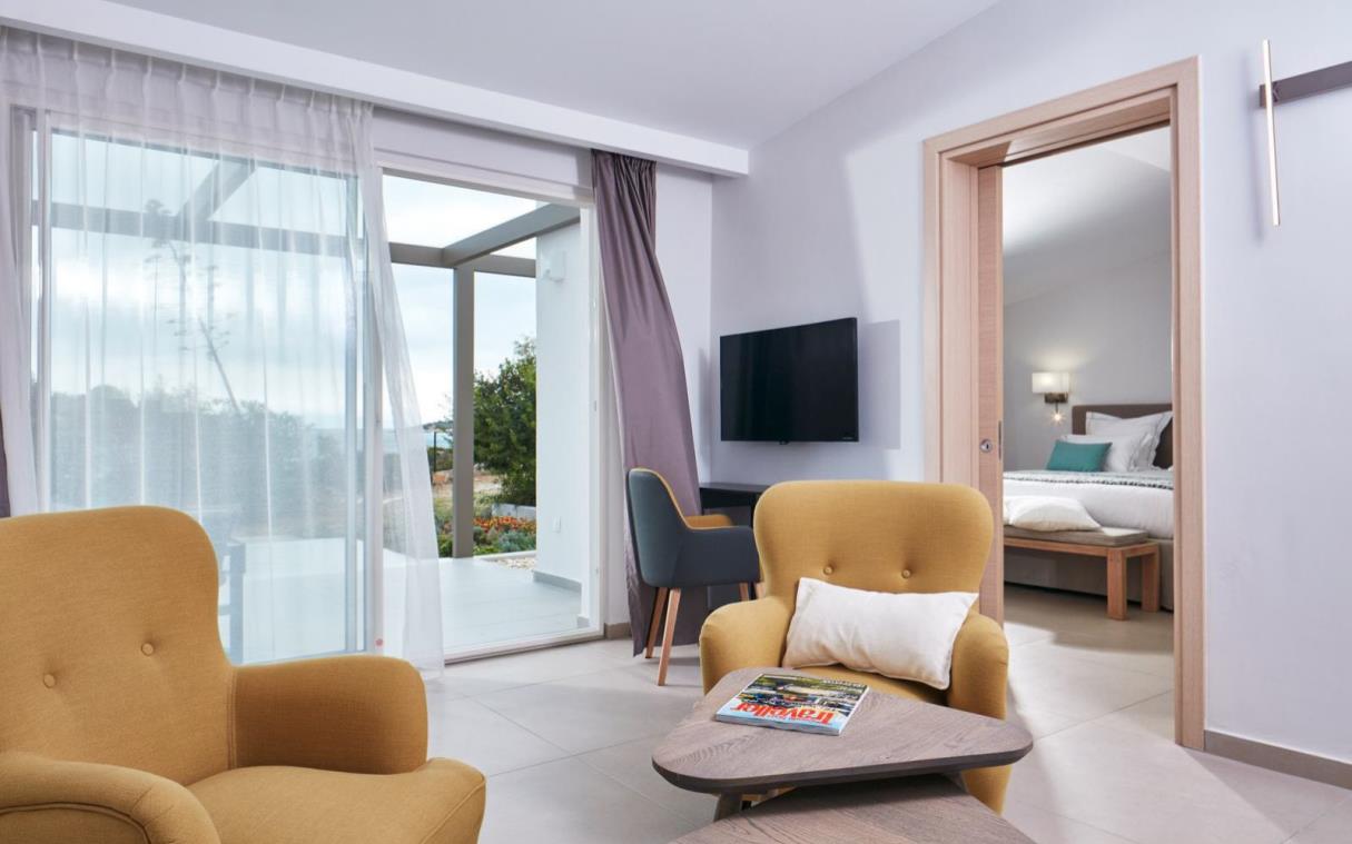 villa-diaporos-halkidiki-greece-luxury-seafront-white-bed (5).jpg