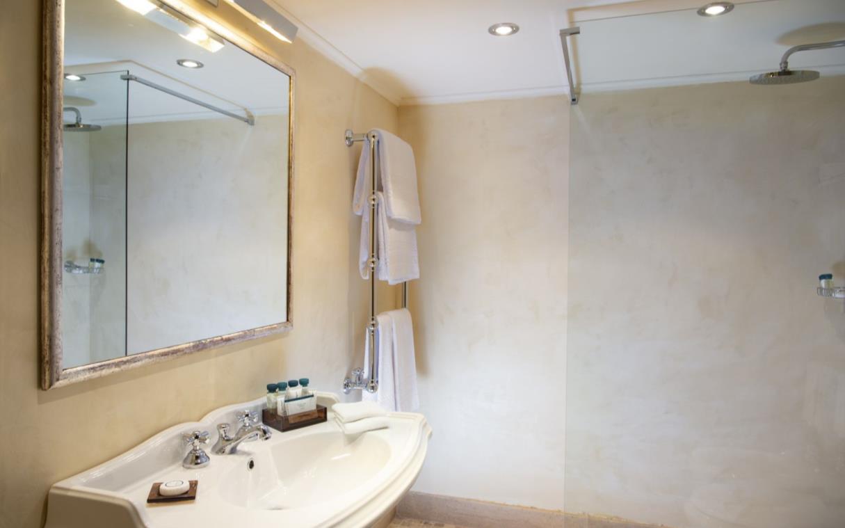 villa-tuscany-arezzo-italy-luxury-pool-spa-il-borro-bath (2).jpg