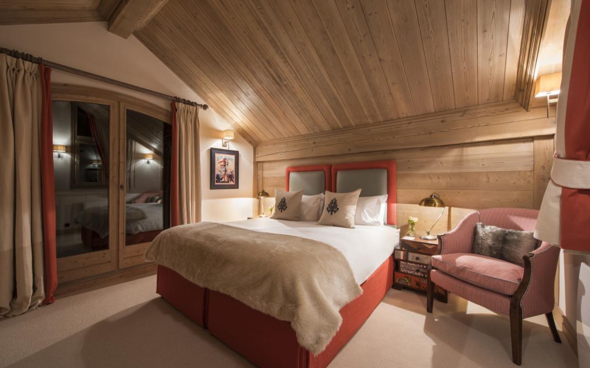 chalet-meribel-french-alps-france-luxury-jacuzzi-sauna-valentine-bed (7).jpg