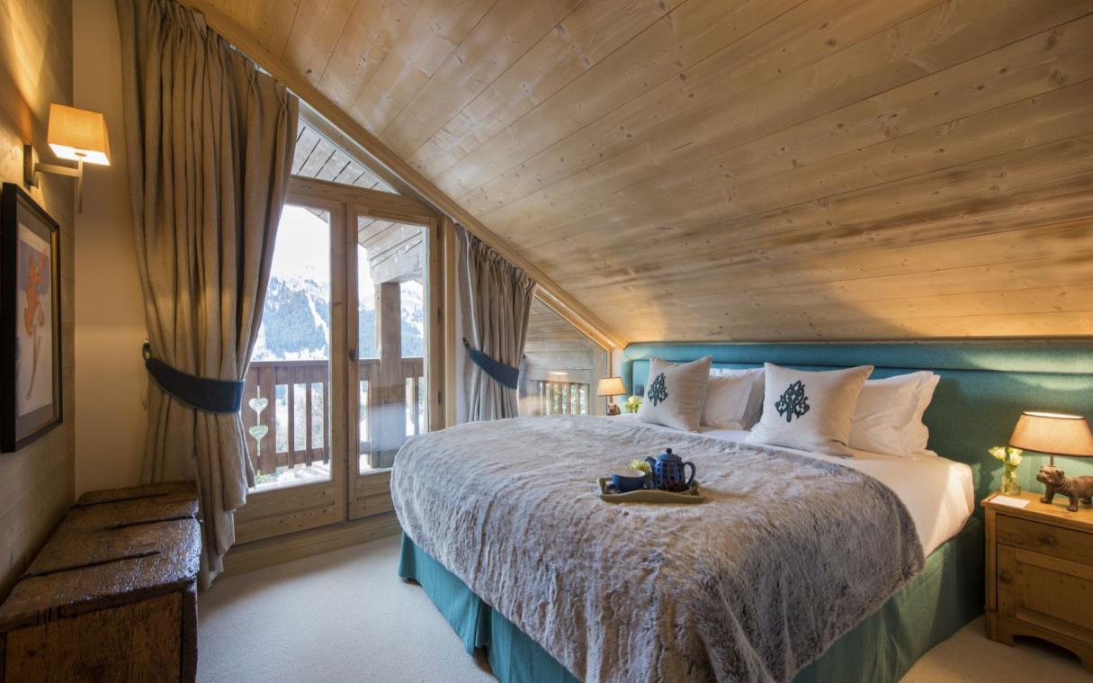 chalet-meribel-french-alps-france-luxury-jacuzzi-sauna-valentine-bed (1).jpg