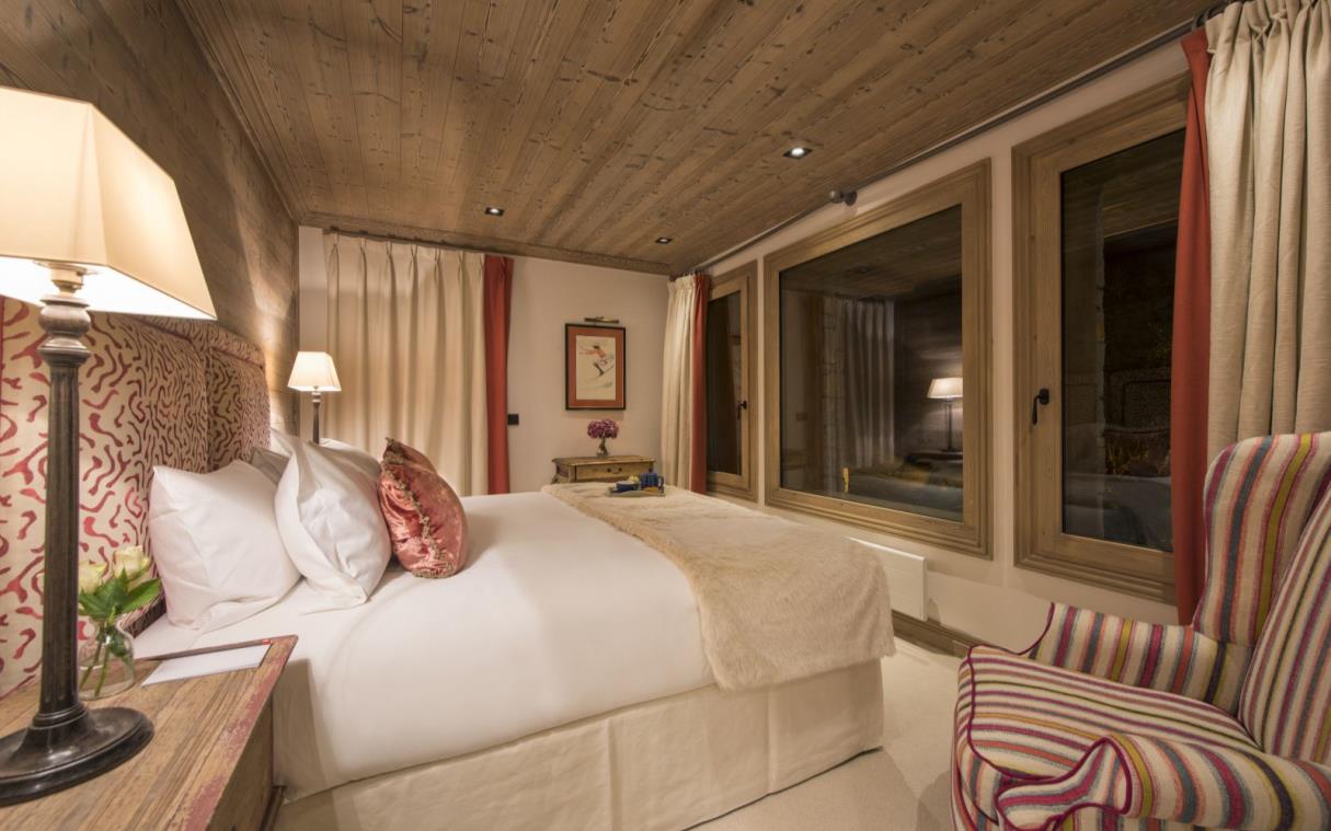chalet-meribel-french-alps-france-luxury-jacuzzi-sauna-valentine-bed (8).jpg